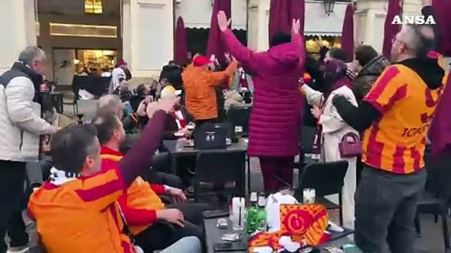 Juventus-Galatasaray, tifosi turchi cantano in piazza San Carlo