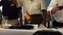 El teniente coronel Antonio Tejero preside el brindis en una comida