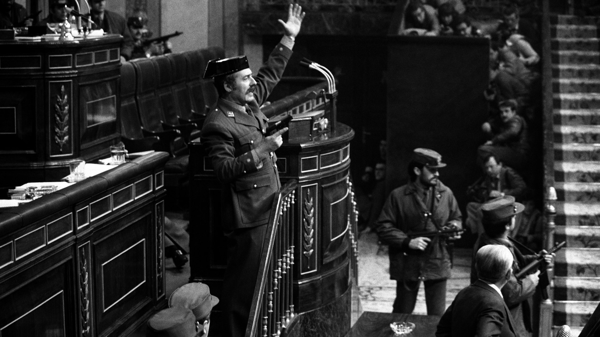 El exteniente coronel de la Guardia Civil Antonio Tejero Molina, figura central de la intentona golpista de 1981, ha fallecido este mi�rcoles 25 de febrero de 2026 en Alzira (Valencia) a los 93 a�os de edad. Su muerte se produce en una fecha de enorme carga simb�lica: apenas dos d�as despu�s del 45 aniversario del asalto al Congreso y el mismo d�a en que el Gobierno de Espa�a ha procedido a la desclasificaci�n de los documentos secretos relacionados con el 23-F.
La noticia ha sido confirmada tanto por el despacho de abogados que le representaba como por su propia familia a trav�s de un comunicado emitido por uno de sus hijos. Seg�n el texto facilitado por sus allegados, el �bito tuvo lugar a las 18:45 horas. El comunicado de su hijo reza: "Quiero comunicaros con profundo dolor que hoy, 25 de Febrero del 2026, mi padre: Antonio Tejero Molina ha fallecido en compa��a de todos sus hijos. Habiendo recibido los �ltimos sacramentos y la Bendici�n de Su Santidad Le�n XIV. Doy infinitas Gracias a Dios por su vida entregada y generosa para con Dios, Espa�a y su familia. Ruego una oraci�n por su eterno descanso. Gracias".
Desde el entorno familiar han querido recalcar que "Su fallecimiento se produjo de forma serena, en paz, rodeado de toda su familia y tras haber recibido los santos sacramentos". Asimismo, han manifestado encontrarse "en el convencimiento absoluto de que 'la muerte no es el final', agradece de antemano todas las muestras de cari�o y apoyo recibidas en estos momentos tan dif�ciles y ruega el m�ximo respeto a su privacidad".
Nacido en Alhaur�n el Grande en 1932, Tejero ingres� en la Guardia Civil en 1951, pero su nombre qued� grabado en la historia de Espa�a el 23 de febrero de 1981. Aquella tarde, entr� pistola en mano en el Congreso de los Diputados durante la investidura de Calvo-Sotelo, reteniendo a todo el arco parlamentario. Sin embargo, el golpe se desmoron� tras el discurso televisado del Rey, dejando a Tejero en una situaci�n de aislamiento absoluto frente a la retirada de otros mandos como Milans del Bosch.
En aquellas horas cr�ticas de madrugada, Tejero mostr� una obstinaci�n que algunos atribuyen a su negativa a aceptar que hab�a sido abandonado por sus superiores. Se neg� a rendirse inicialmente alegando compromiso con los guardias que le segu�an: "Yo no puedo dejar a estos chicos en la estacada". Seg�n las fuentes hist�ricas, a esa frase le "falt� a�adir: 'Como me han dejado a m�'".
Tras el juicio de 1982, Tejero fue expulsado del cuerpo y condenado a 30 a�os de reclusi�n por rebeli�n militar. Fue el condenado que m�s tiempo permaneci� en prisi�n &mdash;quince a�os y nueve meses&mdash;, obteniendo la libertad condicional en 1996.
Con su fallecimiento se cierra un cap�tulo definitivo de la Transici�n. Para la Historia, su figura oscila entre la de "un fan�tico crecido en una atm�sfera viciada por los rumores y planes de confabulaci�n, un iluso pe�n, un peligroso iluminado" y la de aquellos que, todav�a hoy, le consideran un "chivo expiatorio" de una trama mucho m�s profunda que hoy empieza a ver la luz con la apertura de los archivos oficiales.