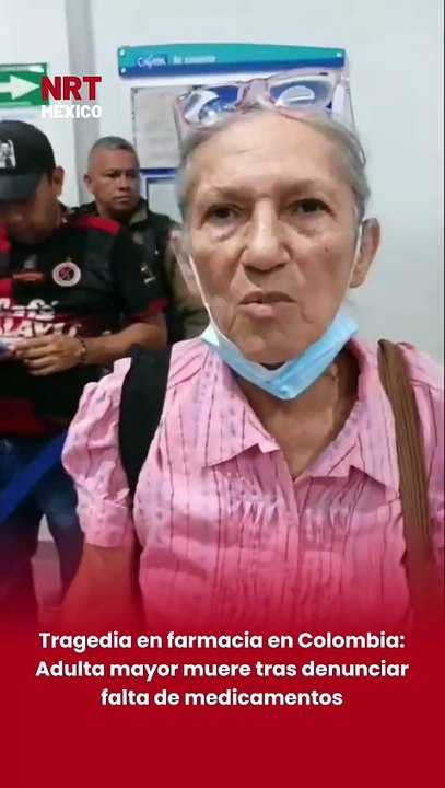 🎥 Una mujer de la tercera edad fall3ció instantes después de brindar una entrevista mientras reclamaba la entrega de sus medicamentos en una farmacia de Colombia.