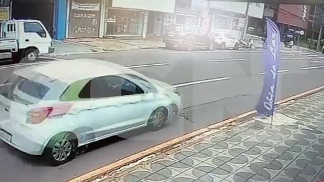 Imagens impressionantes mostram momento da colisão entre moto e carro na Rua Paraná