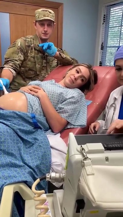 The pregnant girl didn't know her boyfriend was behind her, waiting to surprise her!🥺 SHARE THE LOVE