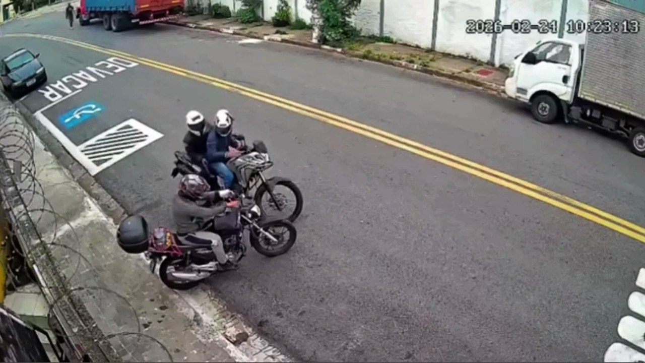 Assaltante lambe dedo da vítima durante roubo; veja vídeo