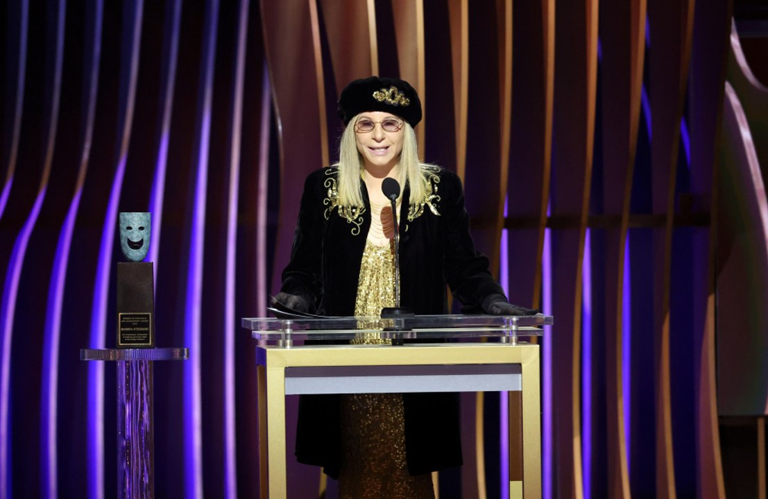 Barbra Streisand pays tribute to Jennifer Anist...