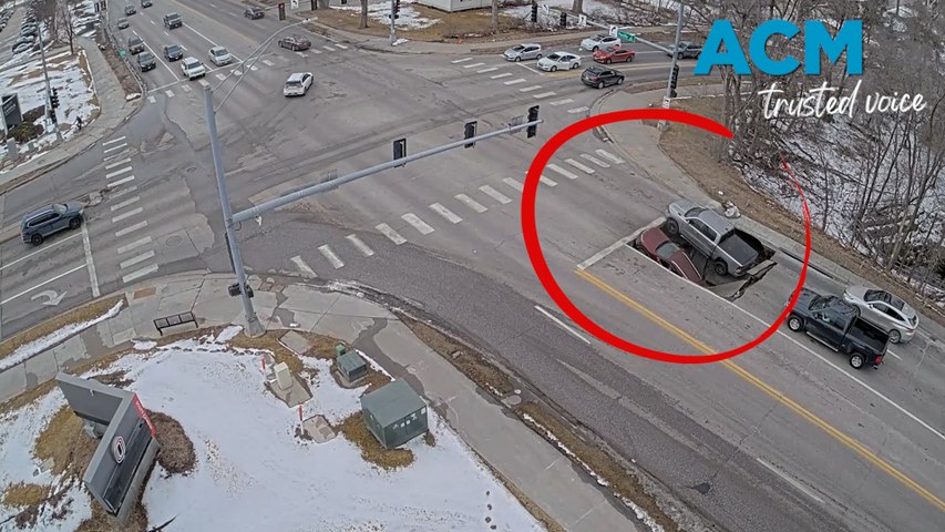 Two vehicles were suddenly swallowed by a sinkhole as they waited at an intersection in Omaha, US on February 24. Local news reported no injuries from the incident.