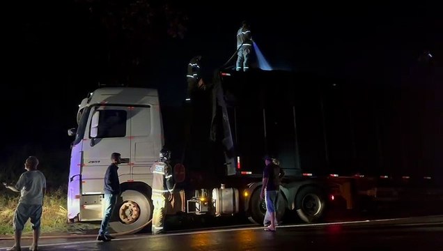 Caminhão que transportava cavacos pega fogo na PR-323, entre Umuarama e Perobal
