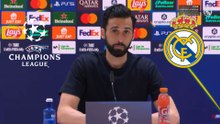 Álvaro Arbeloa aplaude al Real Madrid tras la victoria sobre Benfica en la Champions League