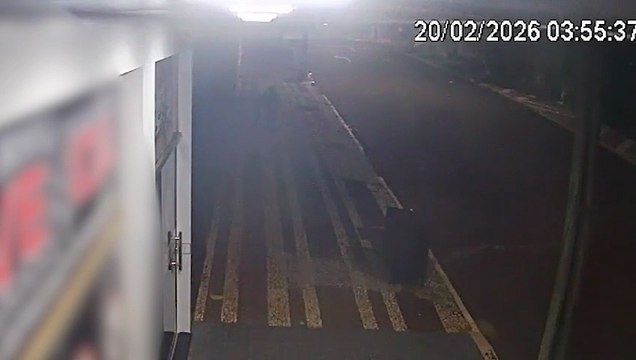 Vídeo registra furto de 'bike do Palmeiras' no centro; suspeito subiu cinco lances de escada para cometer o crime