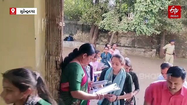 બોર્ડની પરીક્ષાનો પ્રારંભ: ધો.10નું પ્રથમ ભાષાનું પેપર શરૂ, સુરેન્દ્રનગર-નવસારીમાં ગુલાબનું ફુલ આપી વિદ્યાર્થીઓને આવકારાયા