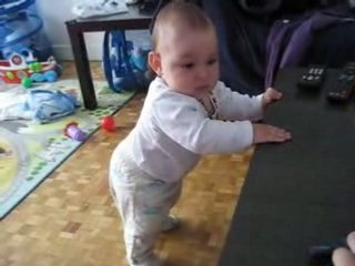 Noah 8mois se mets debout comme un grand