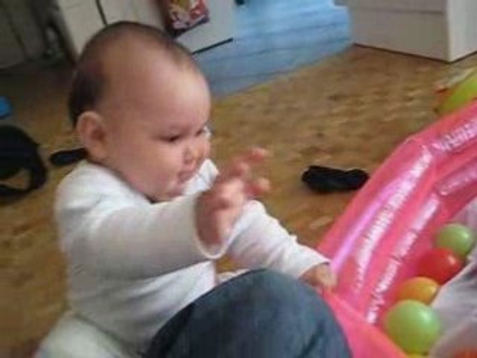 Noah 8mois joue dans le salon avec papa