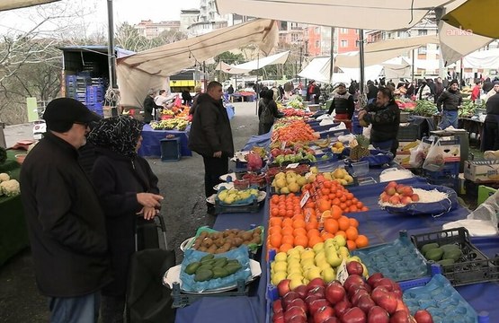 Vatandaş: 'Cumhurbaşkanımız önce gelsin hanımıyla, bize reva gördüğü maaş ile kendileri geçinebiliyorlarsa biz de geçinelim'