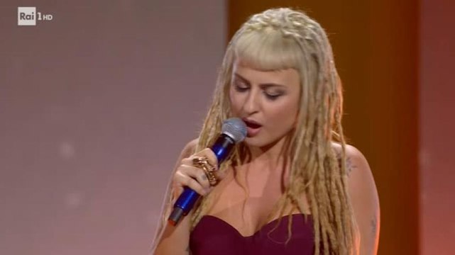 Sanremo 2026, la nipote di Vanoni canta Eternità : l'esibizione emoziona l'Ariston