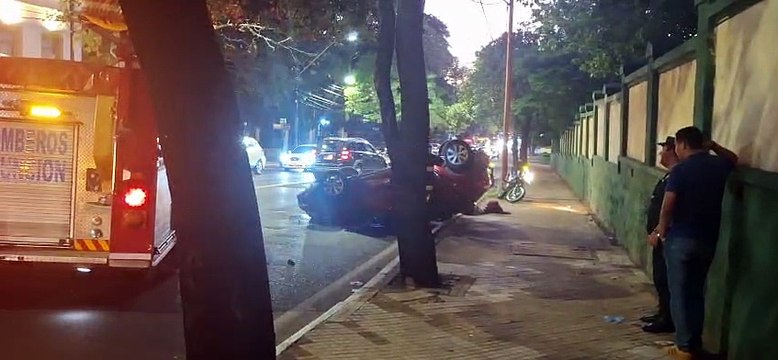 Asunción: triple choque y vuelco de vehículo en Mcal. López y Gral. Santos