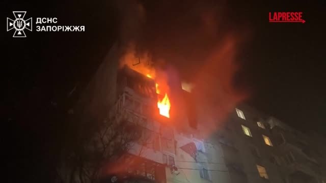 Ucraina, attacco russo nella notte su Zaporizhzhia: le immagini di un grattacielo in fiamme