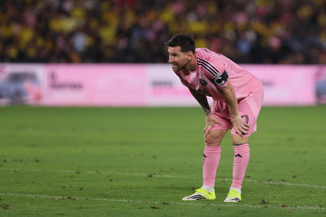 Inter Miami, tifoso fa invasione per abbracciare Messi: la security placca lui e l'argentino
