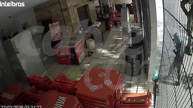 Bandido arromba comércio e furta cigarros, garrafas de whisky e TV no Paraná; vídeo