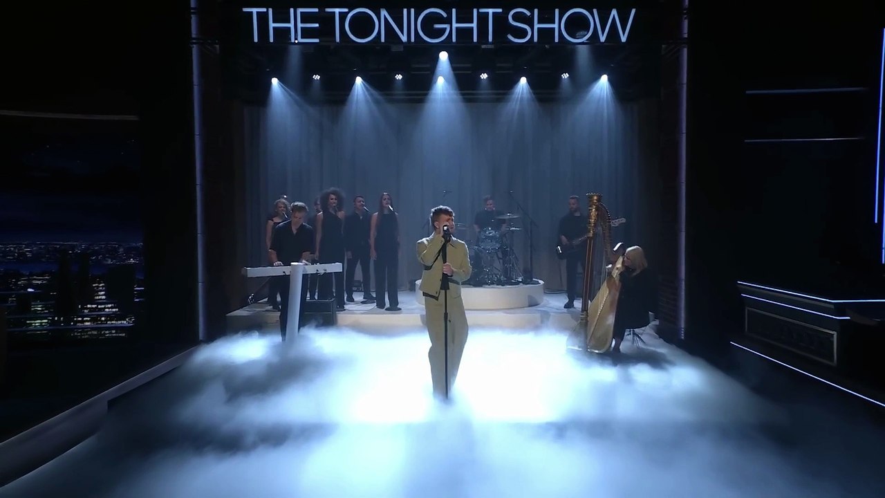 Alex Warren chante son tube "Ordinary" en live