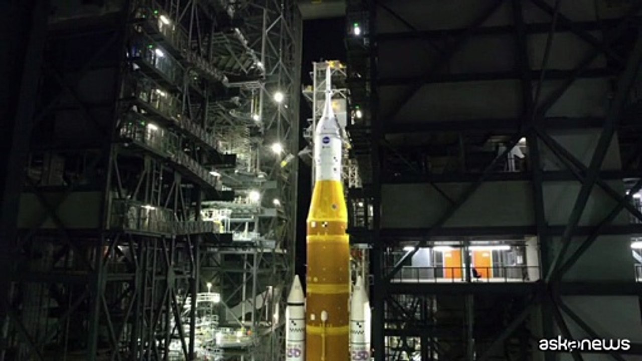 Nasa riporta imponente razzo lunare nell'hangar per riparazioni