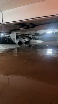 Garagem vira ‘lagoa’ e carros ficam boiando em Juiz de Fora
