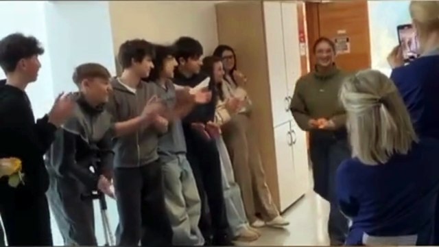 Flora Tabanelli torna a scuola dopo il bronzo alle Olimpiadi, il pasillo de honor dei compagni