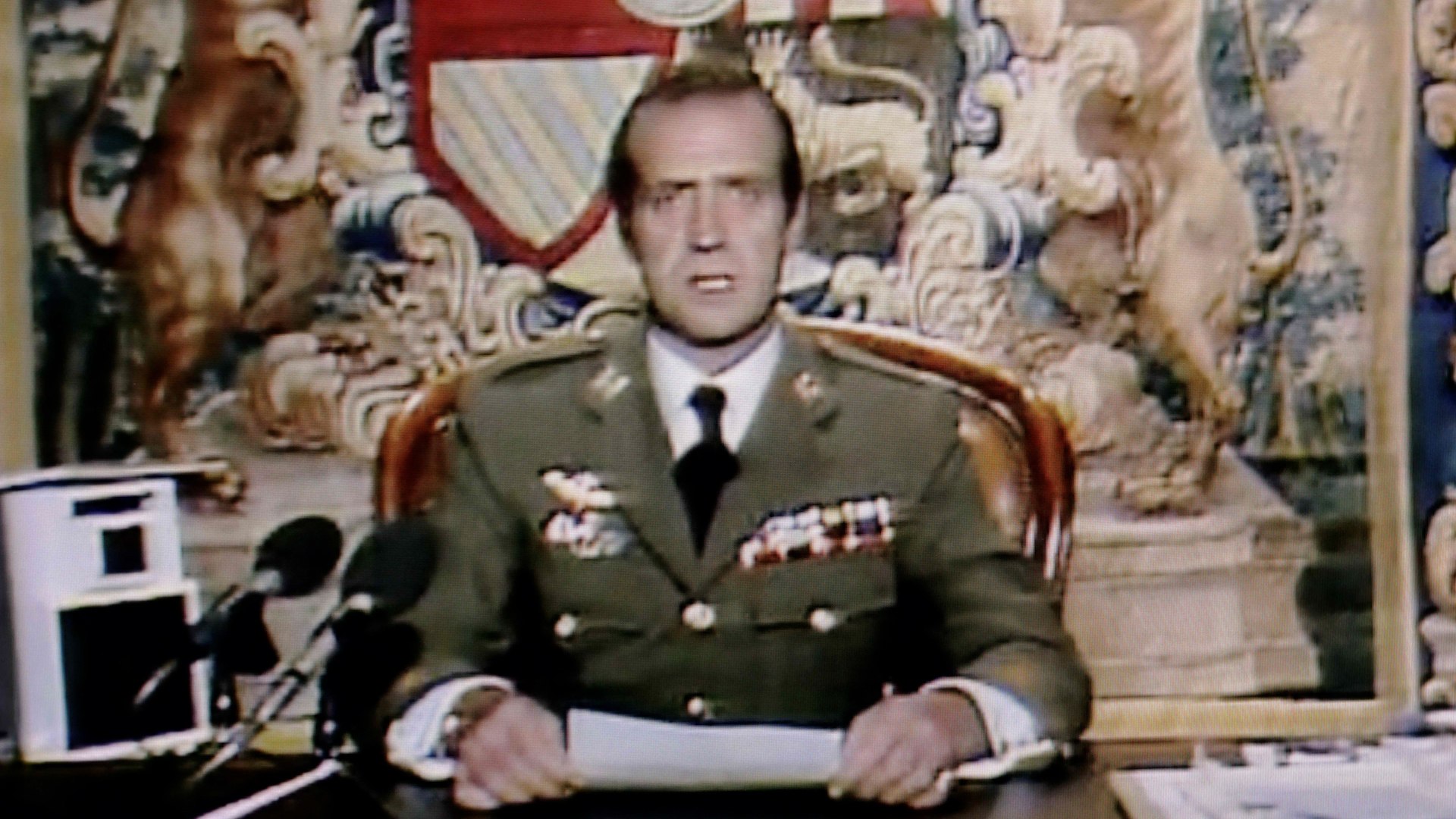 El ministro de la Presidencia, Justicia y Relaciones con las Cortes, F�lix Bola�os, ha reaccionado con firmeza desde los pasillos del Congreso a la reciente petici�n del l�der del Partido Popular sobre el regreso de Juan Carlos I a Espa�a. Bola�os ha subrayado que la vuelta del monarca "depende exclusivamente" del propio Rey em�rito y de la Casa Real. El ministro fue tajante al afirmar que el Gobierno "nunca le ha impedido ni le ha denegado la entrada", asegurando que el em�rito viene al pa�s "cuando �l lo decide". Asimismo, Bola�os no dud� en afear la postura de la oposici�n, se�alando que es una "buena noticia" que Alberto N��ez Feij�o vea ahora la utilidad de la desclasificaci�n de los documentos del 23F, tras haberla tildado previamente de "cortina de humo".