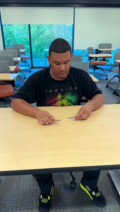 Percussions avec des stylos sur un bureau