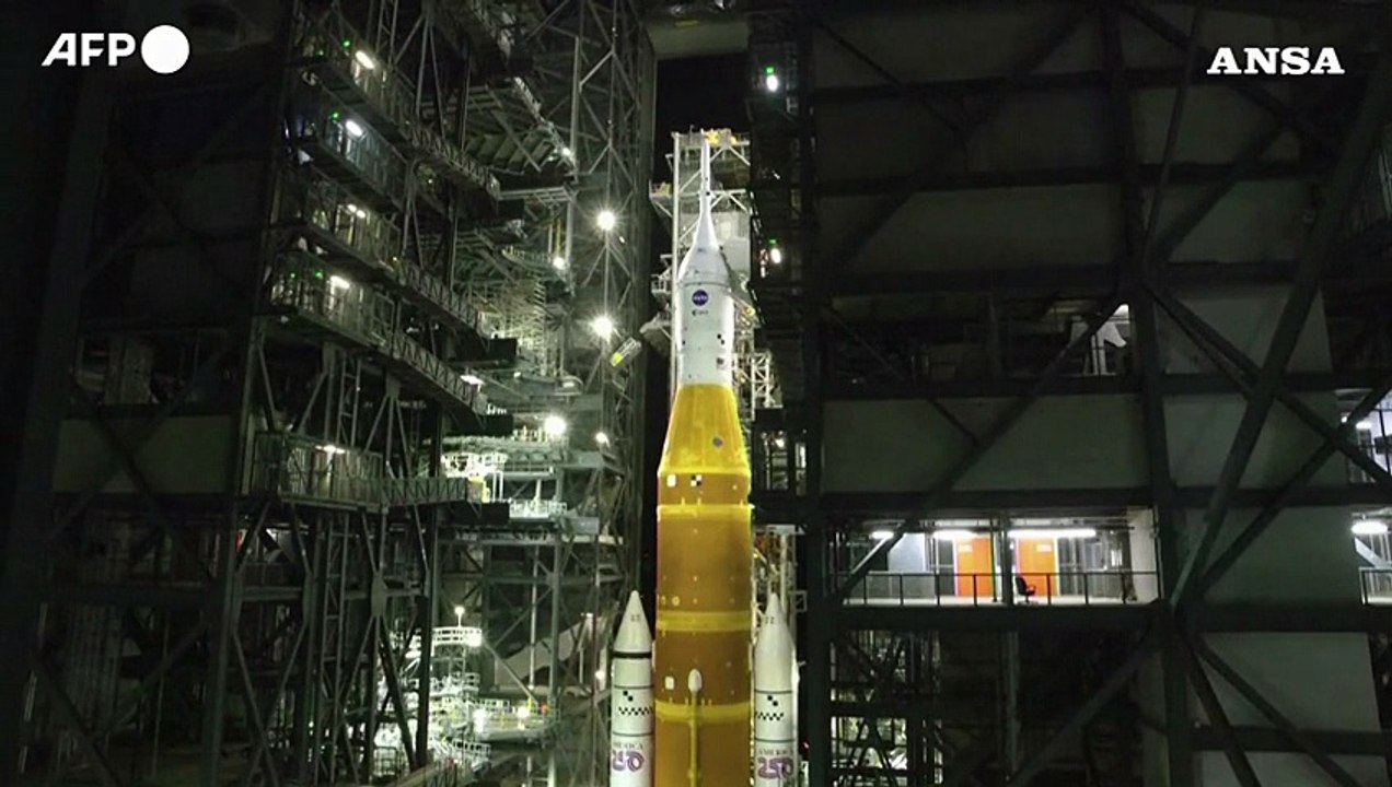 Nasa fa rotolare imponente razzo lunare fuori dalla rampa di lancio per riparazioni