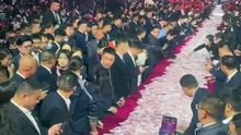 أكوام من الأموال.. شاهد شركة صينية توزع 26 مليون دولار كاش على موظفيها