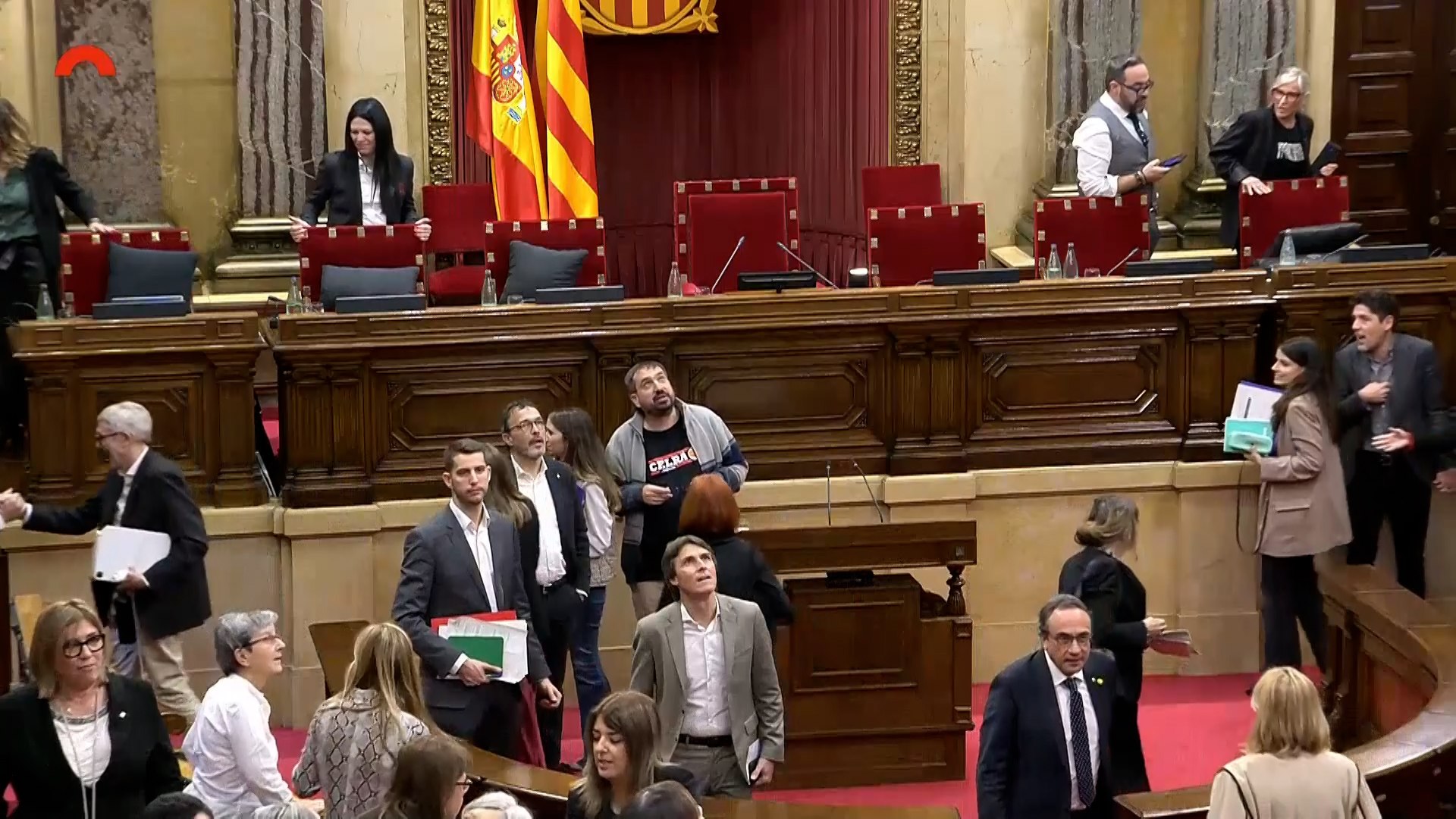 Suspendido el pleno del Parlament "por seguridad": "¿Qué se ha caído?"