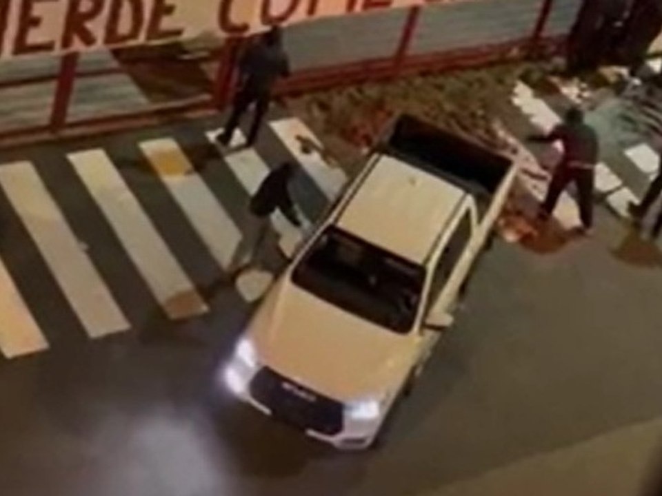 Stinkender Protest: Fußballfans schaufeln Gülle vors Stadion