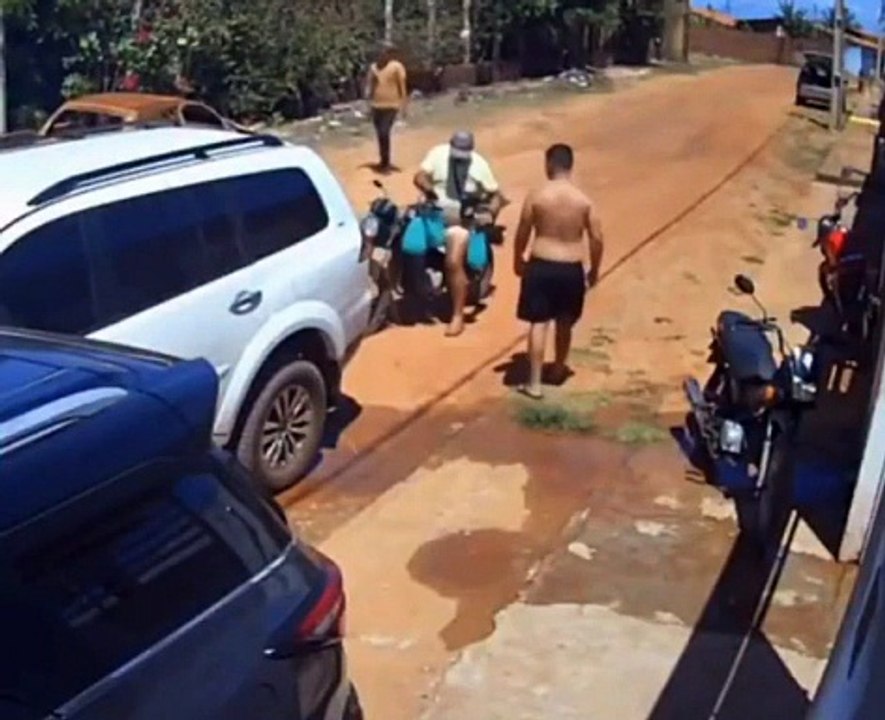 Cachorro aproveita descuido, rouba marmita e viraliza nas redes; veja vídeo