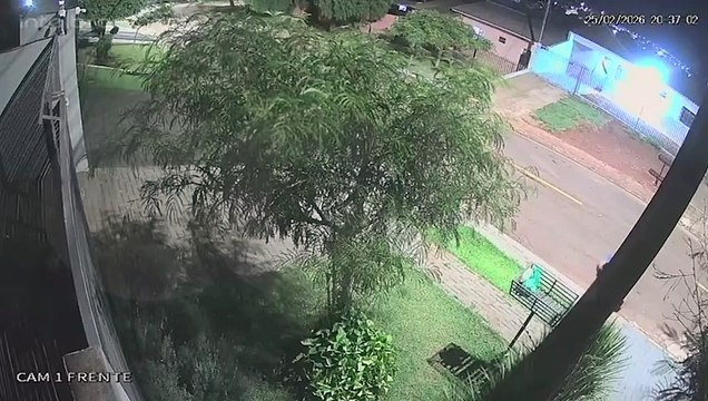 Câmeras de segurança flagram homem escalando poste para furto de fios no bairro Alto Alegre