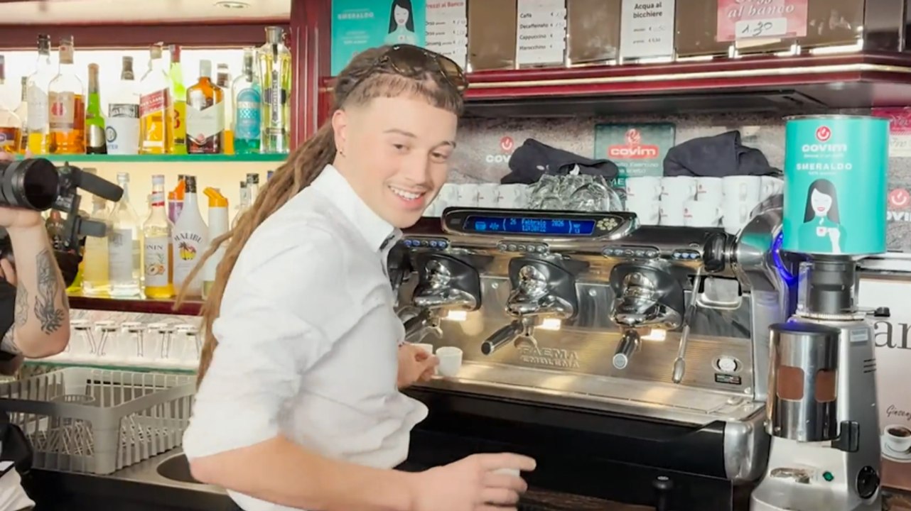 Sayf barista per un giorno a Sanremo: "Ce l'abbiamo la grappa?"