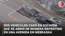 Dos vehículos caen en socavón que se abrió de manera repentina en una avenida en Nebraska