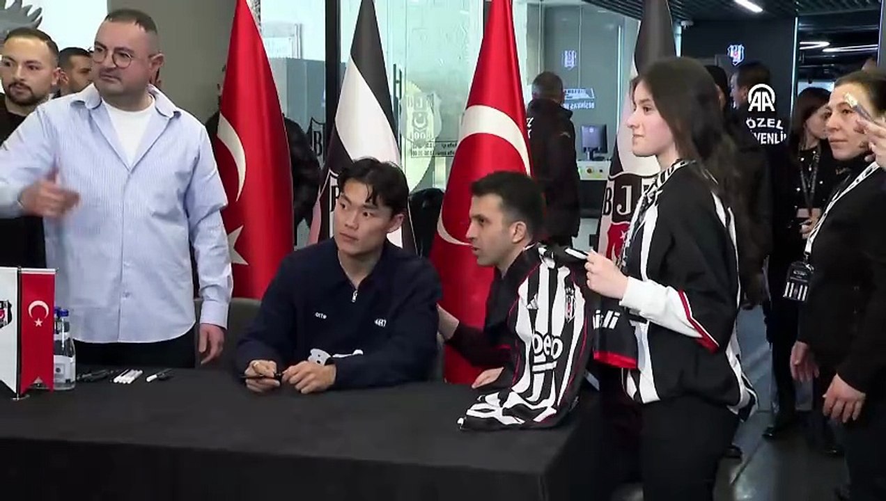 Beşiktaşlı Hyeon-gyu Oh, imza gününde taraftarlarla buluştu | Ajansspor | AA