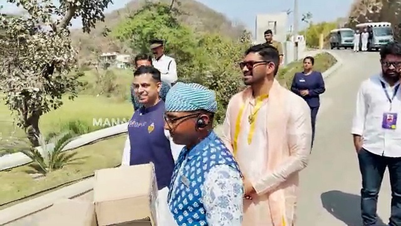 Vijay Deverakonda and Rashmika Mandanna Team Distributed Sweets to Media @ Udaipur