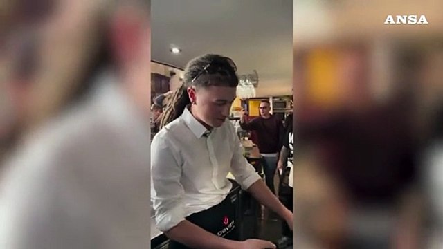 Da cantante a barista, Sayf fa caffe' per tutti a Sanremo