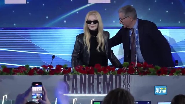 Patty Pravo cade dalla sedia in conferenza stampa a Sanremo