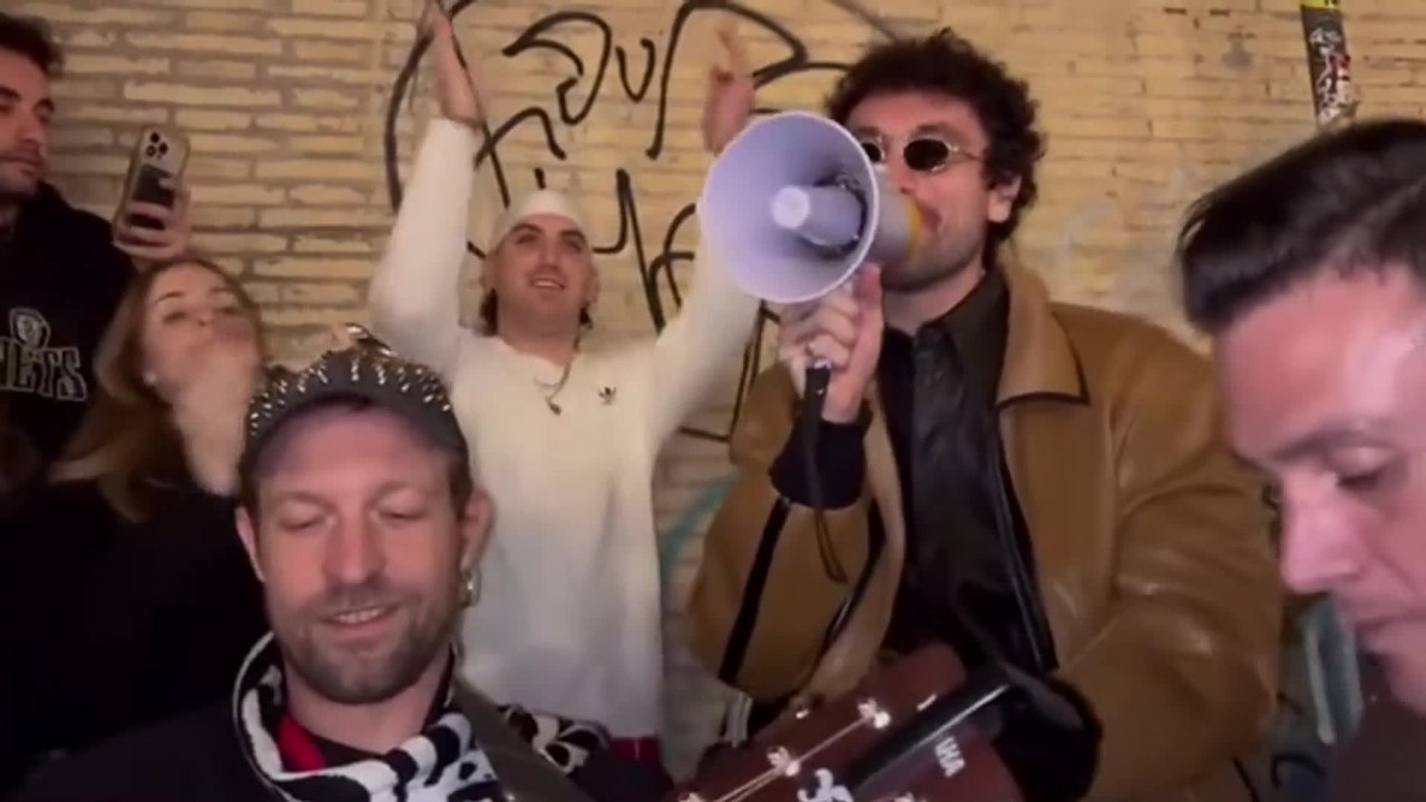 Carl Brave al bar San Calisto di Roma: il live improvvisato con il megafono, la piazza piena