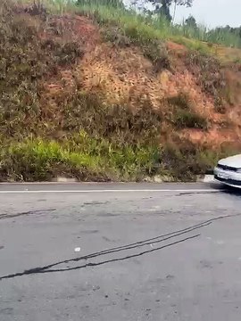 Carreta tomba e deixa quatro feridos na BR-416 em Colônia Leopoldina