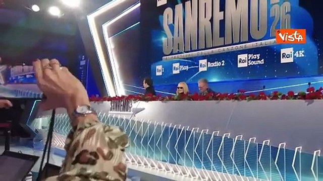 Patty Pravo cade dalla sedia alla conferenza stampa di Sanremo
