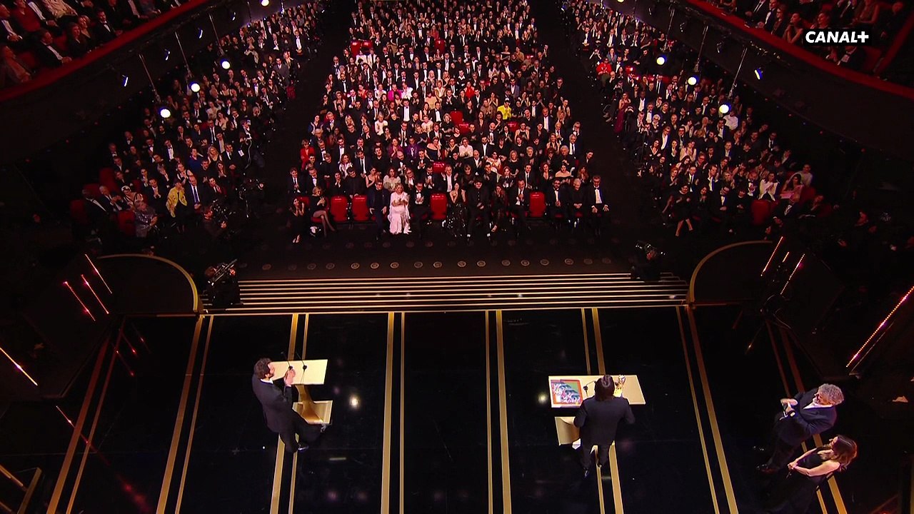 VOICI - "L'homme le plus drôle que j'aie jamais connu" : Jim Carrey rend hommage à son père en recevant son César d'honneur