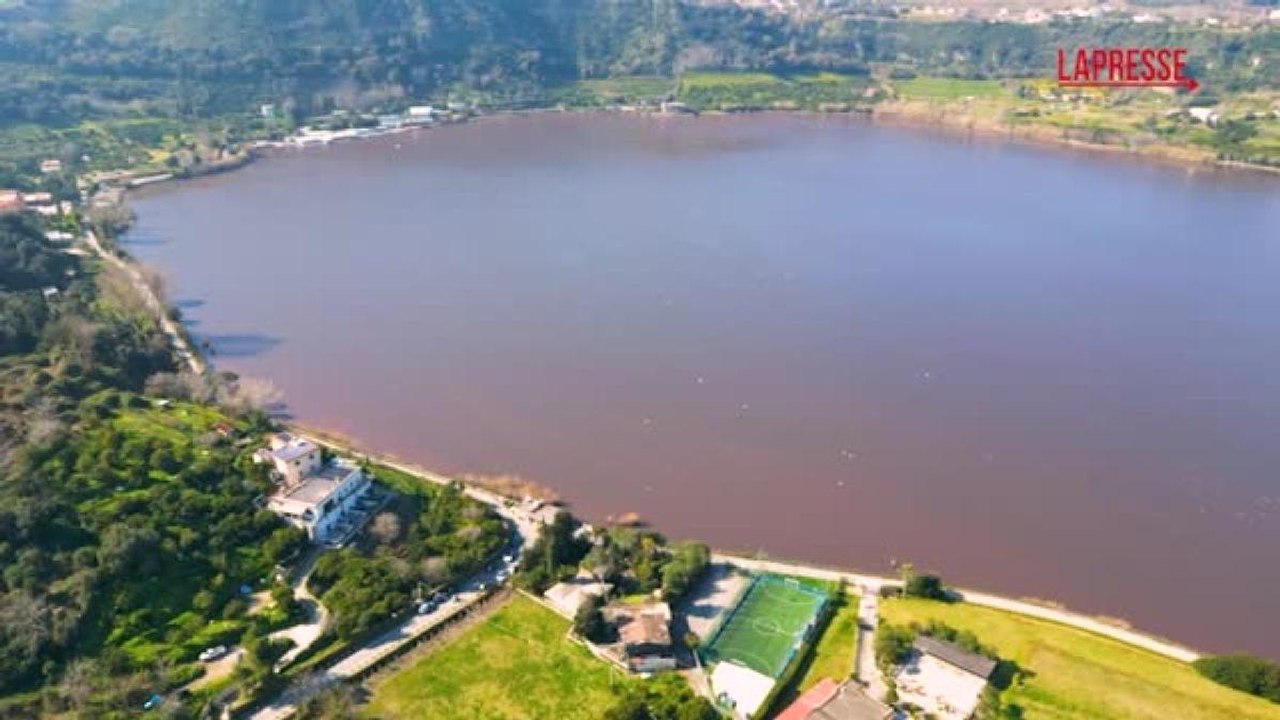 Napoli, il lago d'Averno si è tinto di rosa: le immagini