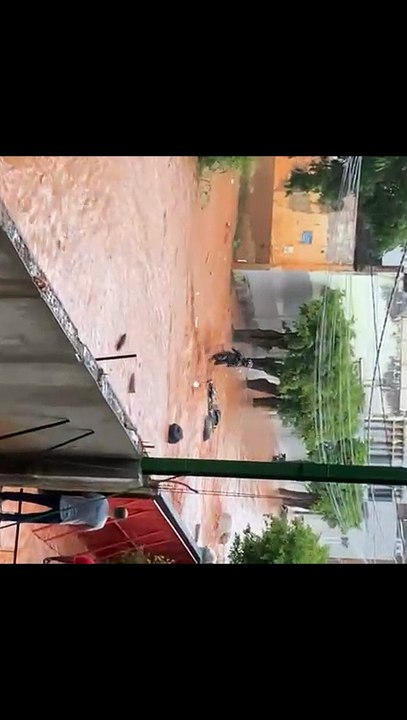 Enxurrada em Cataguases leva móveis de uma casa; veja