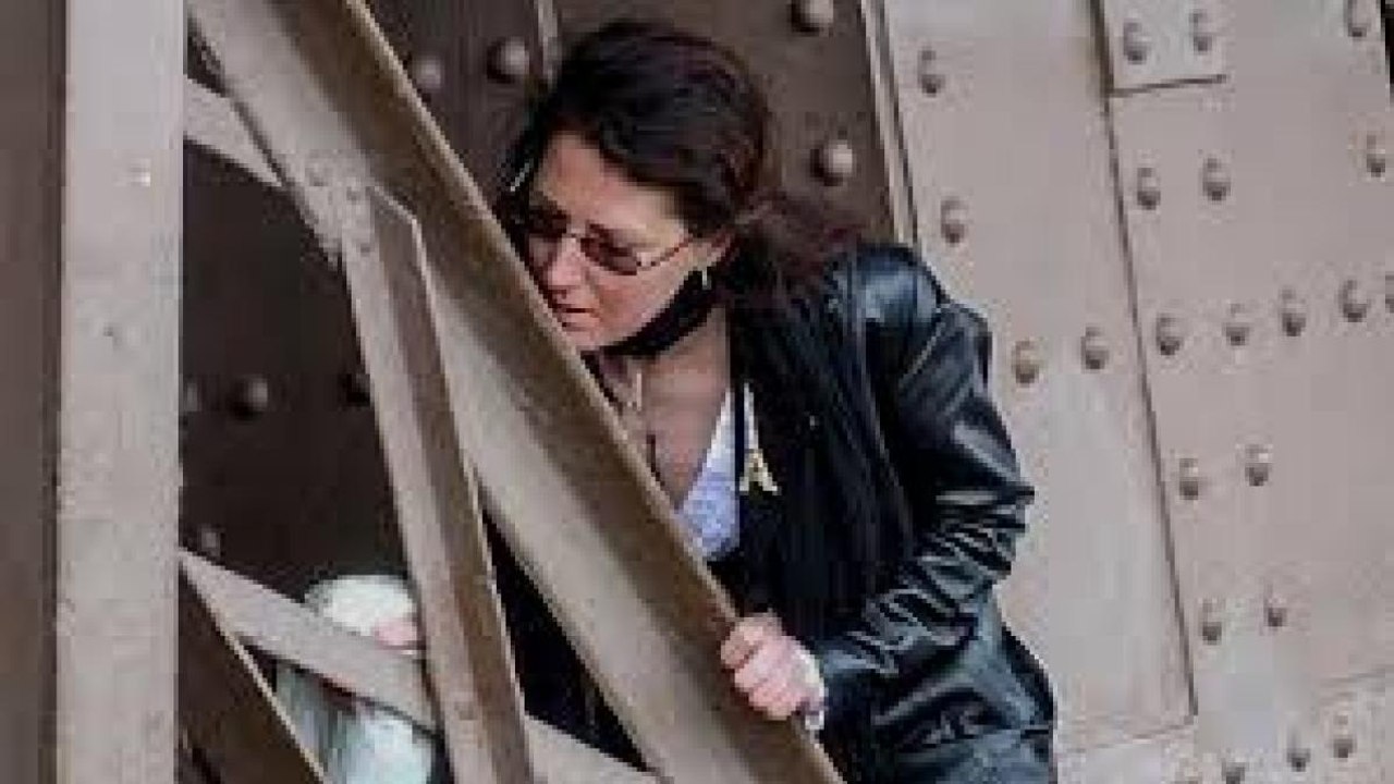 Mujer se divorcia de la Torre Eiffel