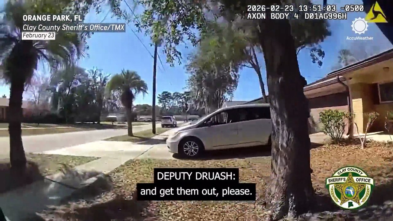 Florida deputies evacuate neighbors as brush fire burns