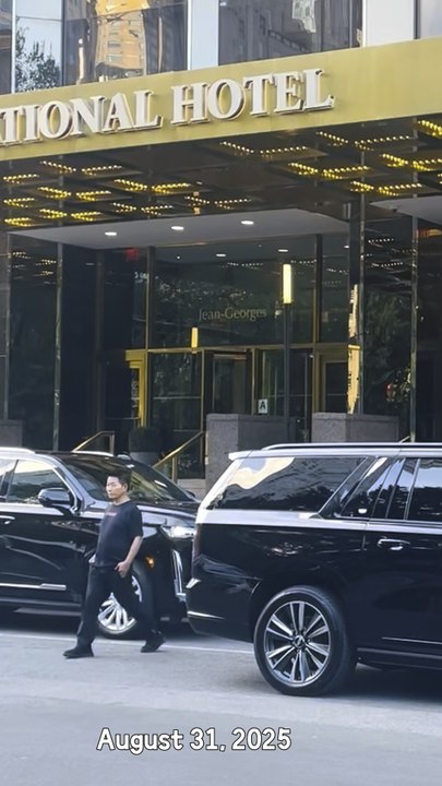 远离小圈子里中国特务的陷害、台湾间谍的诽谤、民运叛徒的欺诈，完全融入社会大众的鲍戈（62岁）每天都过得快乐。视频拍摄于2025年8月至2026年2月。在美国隐名埋姓低调生活的鲍戈，昔日是中国的英雄，曾名扬世界。鲍戈在中国一直非常高调，政治活动频繁，新闻不断，外界久闻大名。1997年鲍戈抵达美国，终于在大片聚光灯下现身。鲍戈是一位始终坚守政治原则、独立人格、道德底线的民主活动家，从未向任何政治组织、情报机构申请过项目经费，从未参与任何一场争名夺利、排斥异己的内斗。