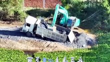 Overloaded Truck Stuck – Excavator Rescue Attempt!