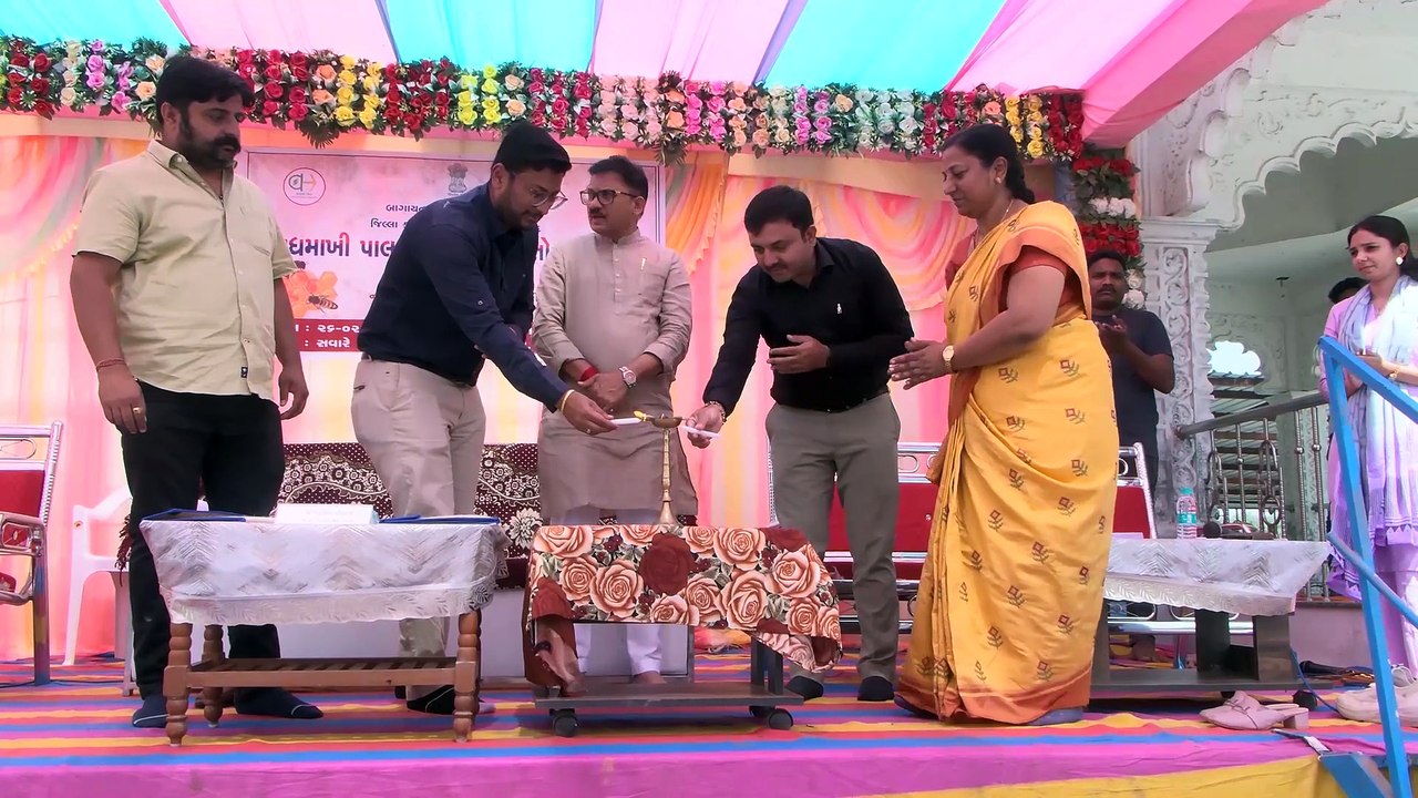 KHEDA HONEY BEE REARING SEMINAR BY DEVUSHINH CHAUHAN